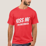 Kiss Me Ich bin geimpft Modernes Niedliches Zitat T-Shirt<br><div class="desc">"Kiss Me I bin geimpft" in moderner, niedlicher und einfacher serifenloser Typografie</div>