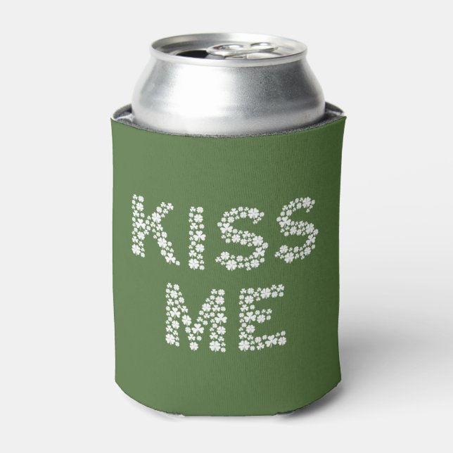 Kiss Me (ich bin irisch) gemütlich mit Kleeblatt-C Dosenkühler (Kanne Vorderseite)