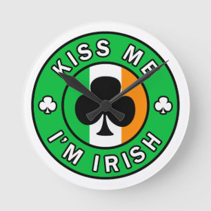 Kiss Me Ich bin irisch Runde Wanduhr