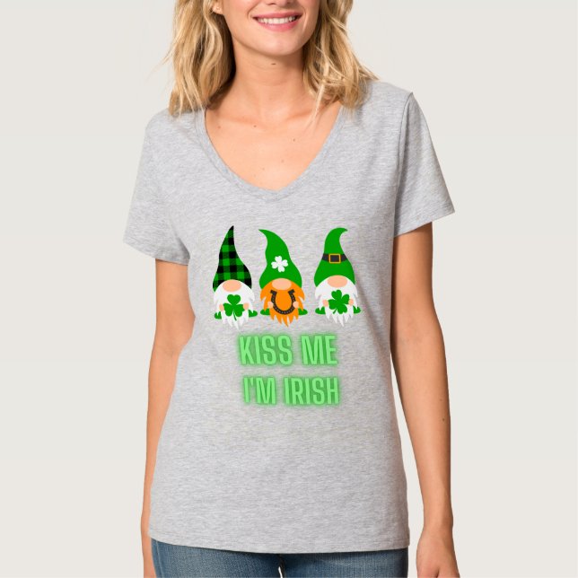 Kiss Me Ich bin Irish St. Patrick's Day Gnome Klee T-Shirt (Vorderseite)