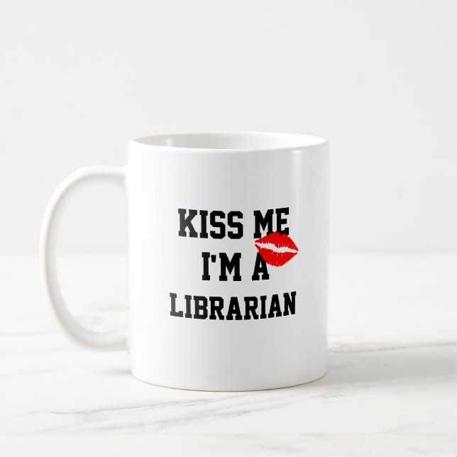 Kiss Me Im a Librarian Tasse (Links)