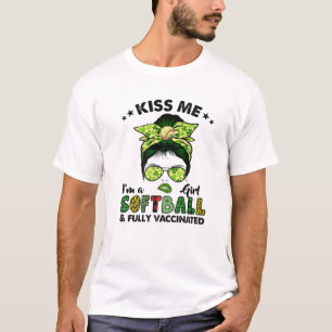 Kiss Me Im a Softball Girl Irish Kleeblatt St Patr T-Shirt