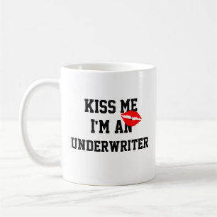 Kiss Me Im a Underwriter Tasse