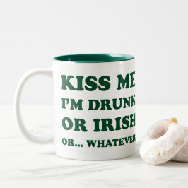 Kiss Me im Betrunkenen oder irisch Zweifarbige Tasse