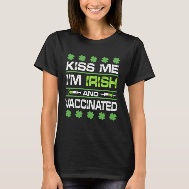 Kiss Me I'm Irish And Vaccinated St Patrick Day Ce T-Shirt (Vorderseite)