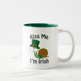 Kiss Me I'm Irish Snail Zweifarbige Tasse
