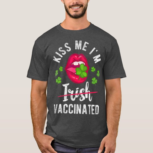 Kiss Me Im Irish Vacced Funny Gift St Day T-Shirt (Vorderseite)