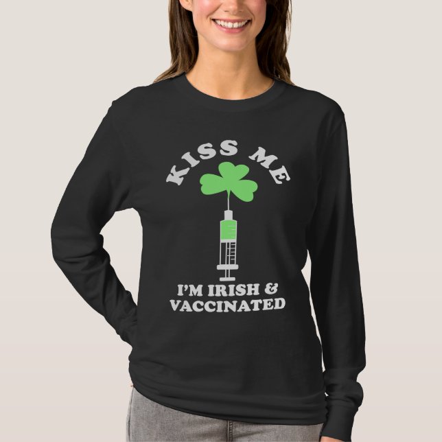 Kiss Me I'm Irish & Vaccinated St Patrick's Day T-Shirt (Vorderseite)