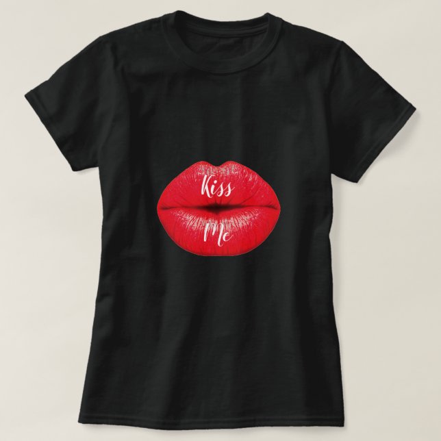 Kiss me slogan Red Lips Lippenstift Pop Kuss T-Shirt (Design vorne)