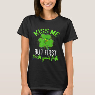Kiss mich, aber zuerst Brush deine Zähne lustigen  T-Shirt