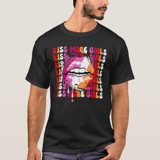 Kiss more Girls Lesbian Pride Flag LGBTQ Pride LGB T-Shirt (Vorderseite)