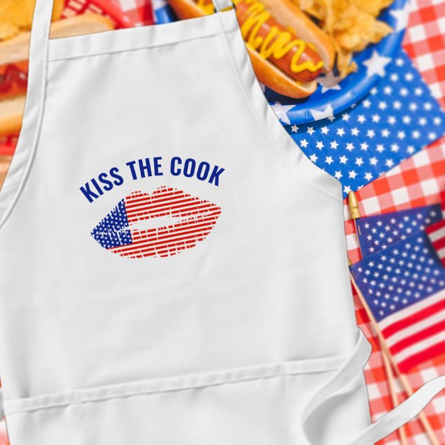 Kiss The Cook American Lips Patriotic USA Schürze (Kiss the cook! A fun apron to wear at your patriotic BBQ. The cook loves kisses)