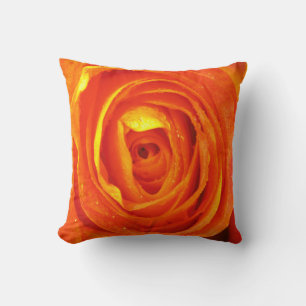 Kissen aus gelben und orangefarbenen Rose