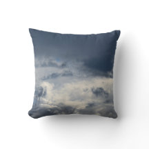 Kissen aus launischen, geschichteten Wolken