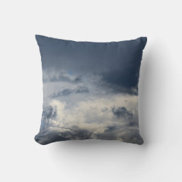 Kissen aus launischen, geschichteten Wolken