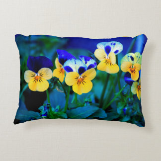 Kissen der Frühlings-Blumen im Blau und im Gelb