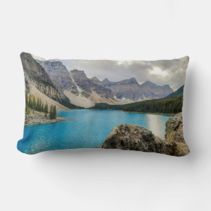 Kissen mit blauem See zwischen den Felsen werfen