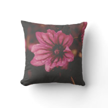 Kissen mit Blumen in Wassertropfen