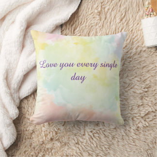 Kissen mit der Aufschrift "Liebe dich jeden einzel