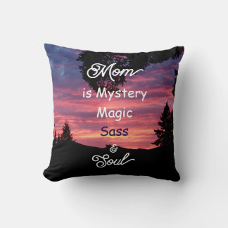 Kissen mit der Aufschrift 'Mom is Mystery, Magic,