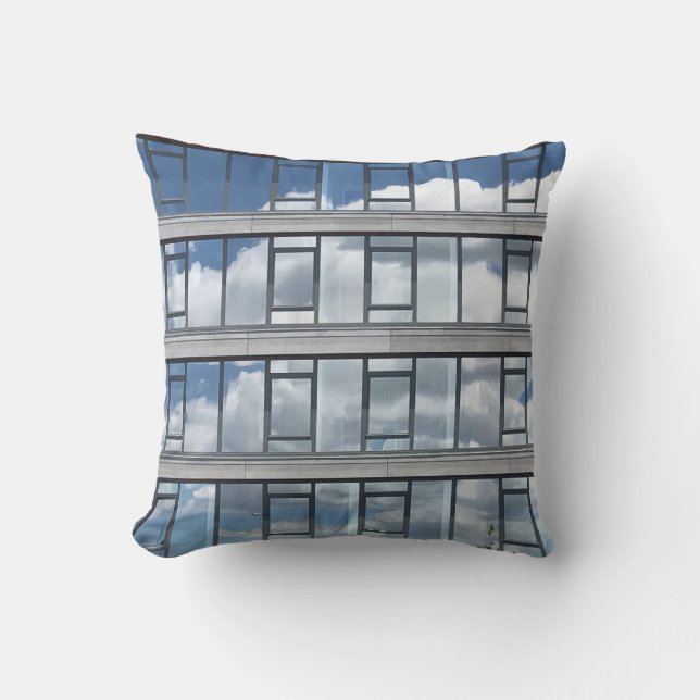 Kissen mit reflektierten Wolken von Tony Cimino (Vorderseite)