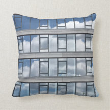 Kissen mit reflektierten Wolken von Tony Cimino