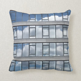 Kissen mit reflektierten Wolken von Tony Cimino