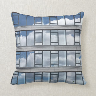 Kissen mit reflektierten Wolken von Tony Cimino