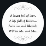 Kisses Bald zu Brautparty Runder Aufkleber<br><div class="desc">Dieser bezaubernde Aufkleber "Bald zu sein" und "Mrs. Round" enthält ein liebliches Gedicht,  das mit den Namen der Braut und des Bräutigams personalisiert ist. Dies wäre ein perfekter Aufkleber,  um einen Gefälligkeitskasten mit Hershey Kisses zu akzentuieren. Matching-Produkte verfügbar.</div>
