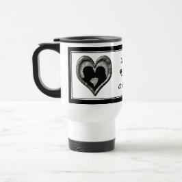 Kissing Couple Silhouette über Camouflage Heart Reisebecher