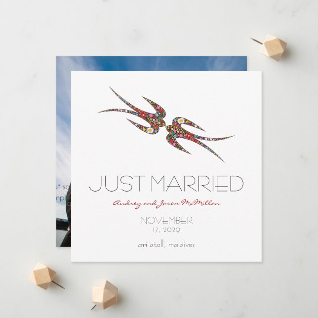 Kissing Swallows & Spring Flowers Foto Wedding Ankündigung (Vorderseite/Rückseite Beispiel)