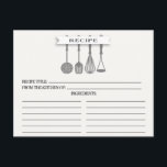 Kitchen Gray Utensils Brautparty Recipe Cards Postkarte<br><div class="desc">Moderne Brautparty Kitchen Utensils Rezeptionskarten mit einem grauen gezwirnten Löffel, Spatula, Whisk & Masher mit einem stilvollen Banner, das das Set "Rezept" auf weißem Hintergrund zeigt. Die Vorderseite unserer Rezeptkarte bietet Platz für einen Rezeptitel, von der Küche der Zutaten Platz. Dreh unsere Rezeptkarte um die Anfahrtszeiten, die Vorbereitungszeit und die...</div>