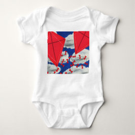 Kites und Klouds Baby Strampler