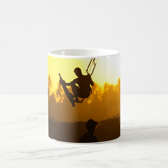 Kitesurfen bei Sunset Silhouette Kaffeetasse (Mittel)