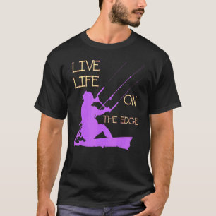 Kitesurfer reiten ein lebendiges Leben am Rande de T-Shirt