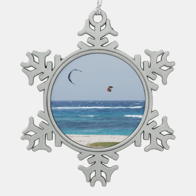Kitesurfing Schneeflocken Zinn-Ornament (Vorderseite)
