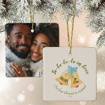 Kitschy Bell Erste Weihnacht Verlobt Keepake Niedl Keramikornament<br><div class="desc">Erste Weihnachten verlobte personalisierte Sake-Ornament mit Foto auf der Rückseite. Erstellt aus handgezogenen Wasserfarbenlocken und Bogen. Originelle Kunst von Leslie Larson.</div>