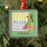 Kitschy Mahjong Queen Personalisiert Ornament Aus Metall<br><div class="desc">Der Kitschy & coole Magnet für Mahjong-Liebhaber ist mit Vintagem,  kostspieligem Märchenausschnitt,  Mahjong-Kacheln und "Mahjong Queen"-Text auf hellgrünem Hintergrund ausgestattet. Personalisieren mit Namen oder Monogramm</div>
