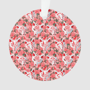 Kitsune Masken und blühende Kamelie auf rosa Ornament