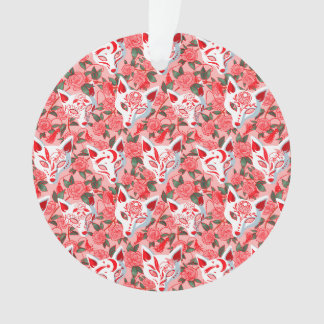 Kitsune Masken und blühende Kamelie auf rosa Ornament