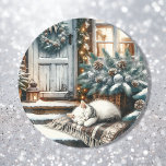 Kitten Asleep auf der festlichen Vorderseite Weihn Runder Aufkleber<br><div class="desc">Weihnachtsticker. Eine süße ai Kunst Aquarell-Illustration eines kleinen weißen Kätzchen schlafen auf einer Decke auf den Stufen einer Front Veranda zu einem alten rustikalen Bauernhaus.</div>