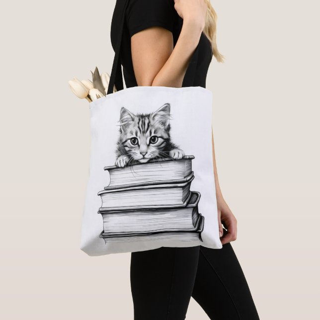 Kitten auf Büchern monochromatisch Tasche (Von Nahem)