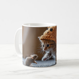 Kitten spielt mit einer kleinen Maus Kaffeetasse