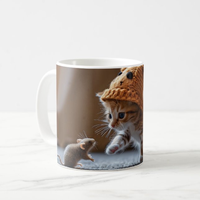 Kitten spielt mit einer kleinen Maus Kaffeetasse (Vorderseite Links)