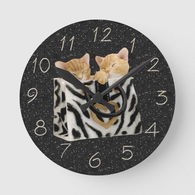 Kittens in Zebra Handbag Black Glitter Clock Runde Wanduhr (Vorderseite)