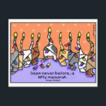Kitty Menorah, glückliche Ferien! Feiertagspostkarte<br><div class="desc">"Noch nie zuvor gesehen,  eine kleine Menorah." Klingt wie: "Gesehen noch nie,  äh,  kitty menor-uh." Diese niedliche Katzenkarte feiert hanukkah und die Ferien auf eine originelle Weise! Gute Ferien!</div>