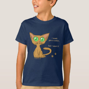 Kitty mignon a mangé votre T-shirts de biscuit