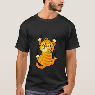 Klammernde Katze mit Klauen hält fest, reißend lus T-Shirt