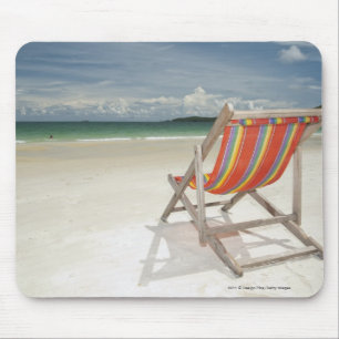 Klappstuhl auf dem weißen Sand von Samui Strand Mousepad