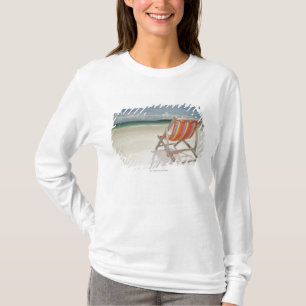 Klappstuhl auf dem weißen Sand von Samui Strand T-Shirt